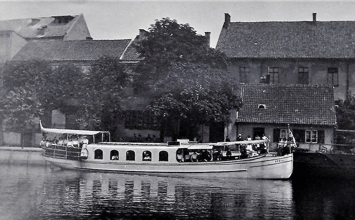 Motorowiec pasażerski "Pfeil" w Elblągu ok. 1912 r. Statki Kanału Oberlandzkiego. Motorowiec pasażerski "Pfeil" w Elblągu na rzece Elbląg, ok. 1912 r.