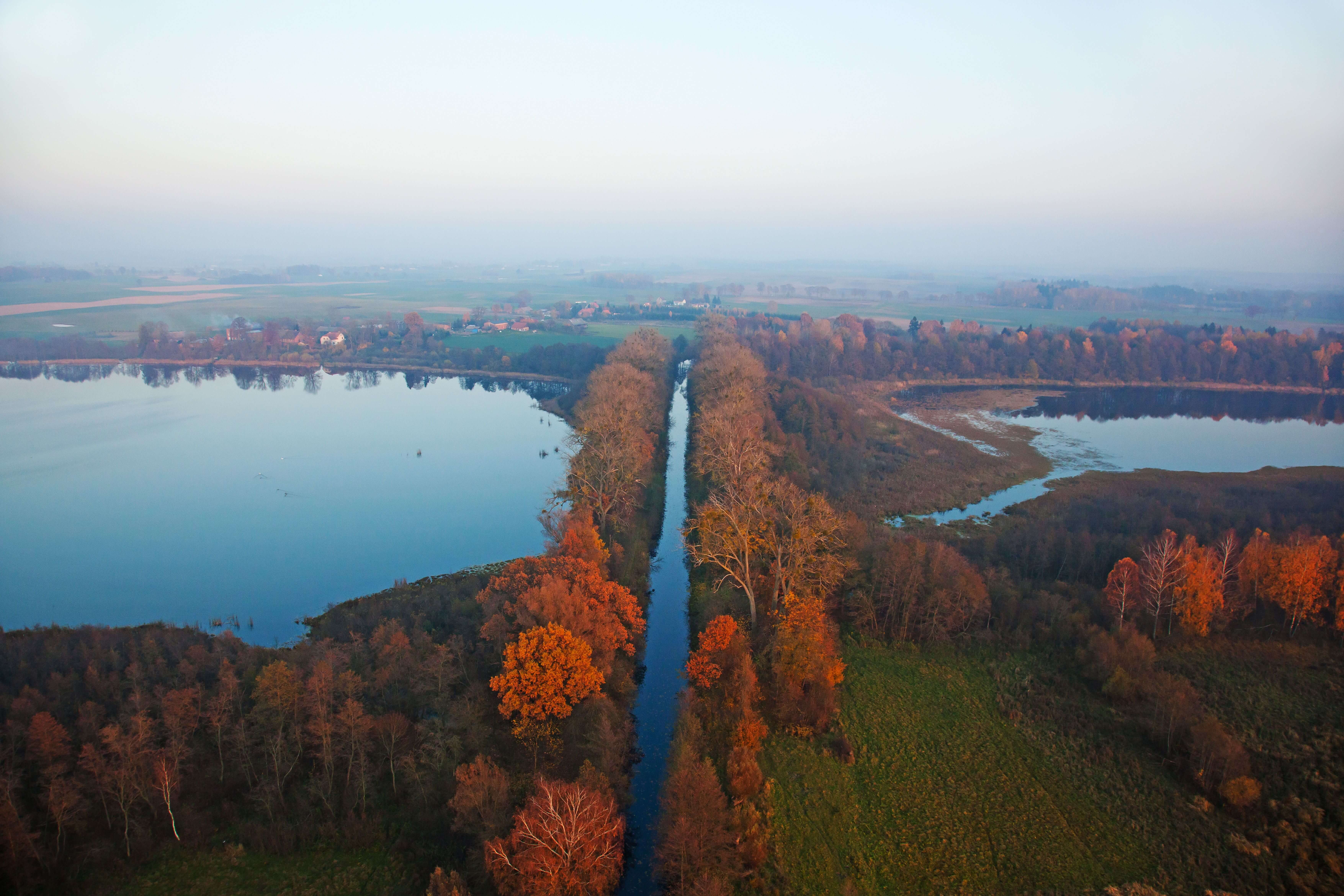 Akwedukt na Jeziorze Karnickim Nasyp i akwedukt na Jeziorze Karnickim. Widok z lotu ptaka