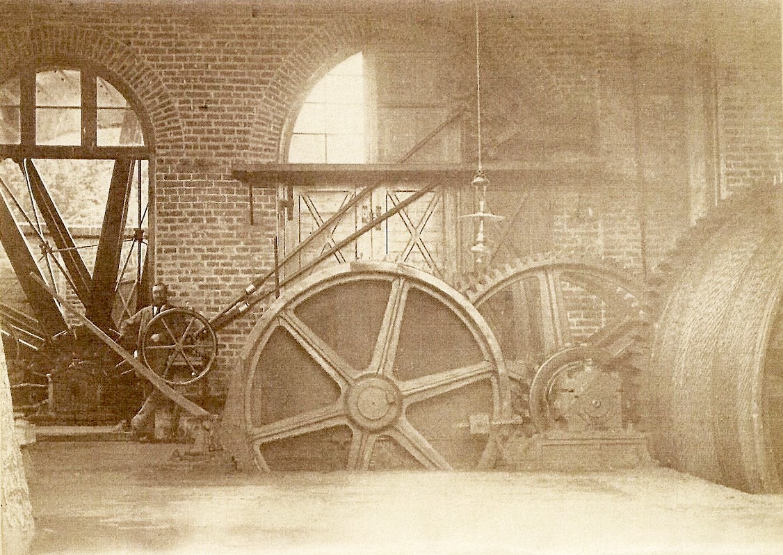 Widok wnętrza maszynowni pochylni Buczyniec w 1862 r. Archiwalne zdjęcie z 1862 r. wnętrza maszynowni pochylni Buczyniec na Kanale Elbląskim