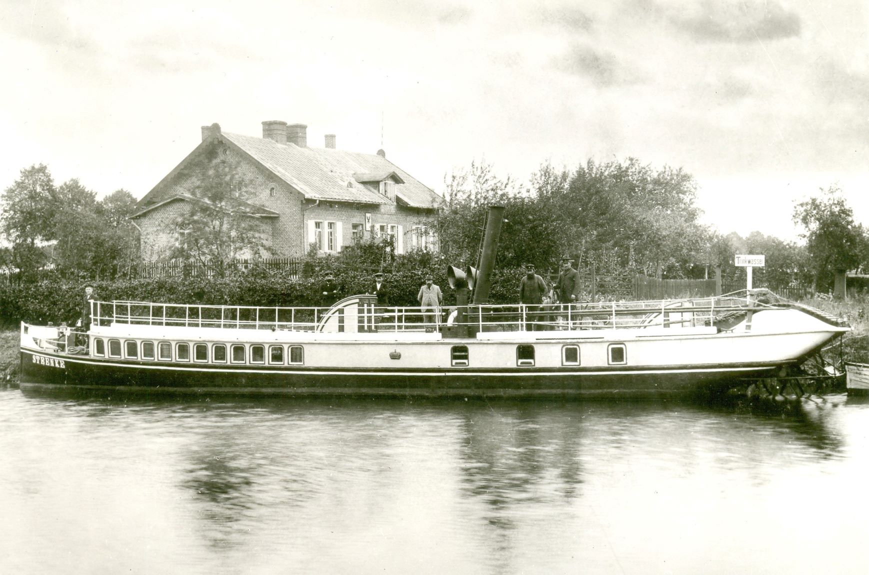 Parowiec STEENKE na śluzie w Miłomłynie Kanał Elbląski. Basen śluzy Miłomłyn. Parowiec STEENKE na śluzie w Miłomłynie w początkach XX w.