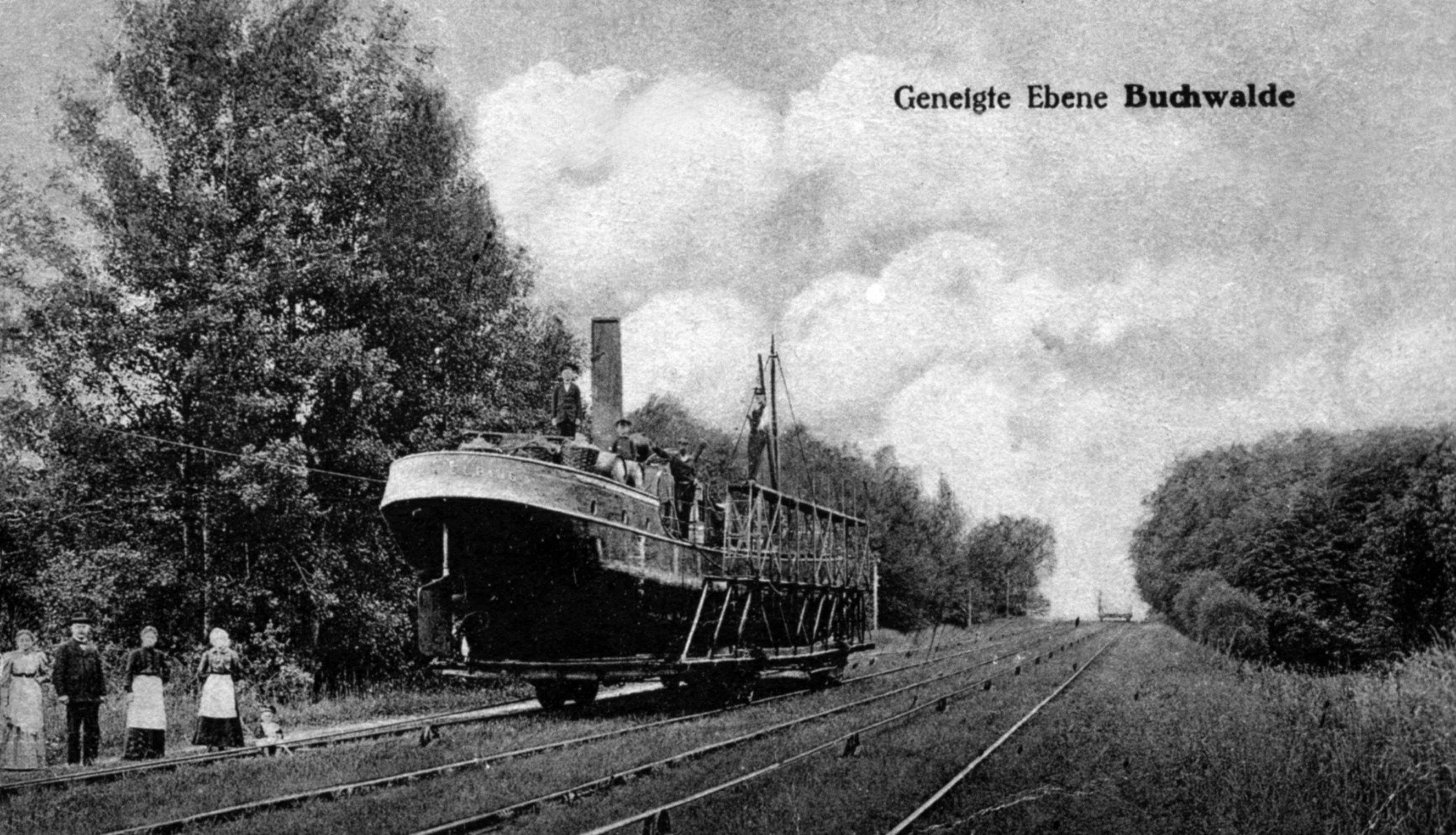 Parowiec BERTHA na wózku pochylni Kanał Oberlandzki. Dawna fotografia. Parowiec BERTHA na wózku pochylni Buczyniec